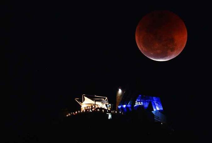 Lua de sangue foi vista em vários lugares do mundo(foto: Carl de Souza/AFP) Lua de sangue foi vista em vários lugares do mundo(foto: Carl de Souza/AFP)
