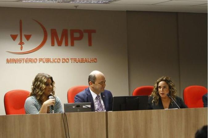 Daniela Mercury (de preto) ao lado do Procurador-Geral do Trabalho Ronaldo Curado Fleury e da esposa Malu(foto: Ana Rayssa/CB/D.A Press) Daniela Mercury (de preto) ao lado do Procurador-Geral do Trabalho Ronaldo Curado Fleury e da esposa Malu(foto: Ana Rayssa/CB/D.A Press)