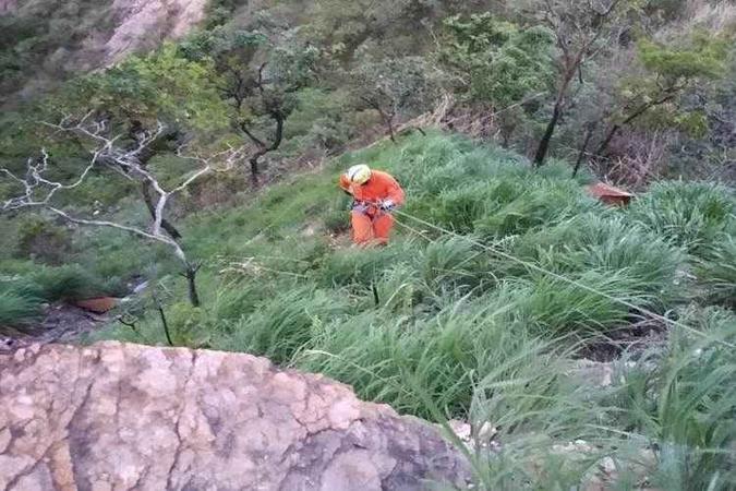 Corpo de Bombeiros foi acionado para resgatar homem que caiu de uma encosta em Sobradinho II(foto: Divulgação/CBMDF) Corpo de Bombeiros foi acionado para resgatar homem que caiu de uma encosta em Sobradinho II(foto: Divulgação/CBMDF)