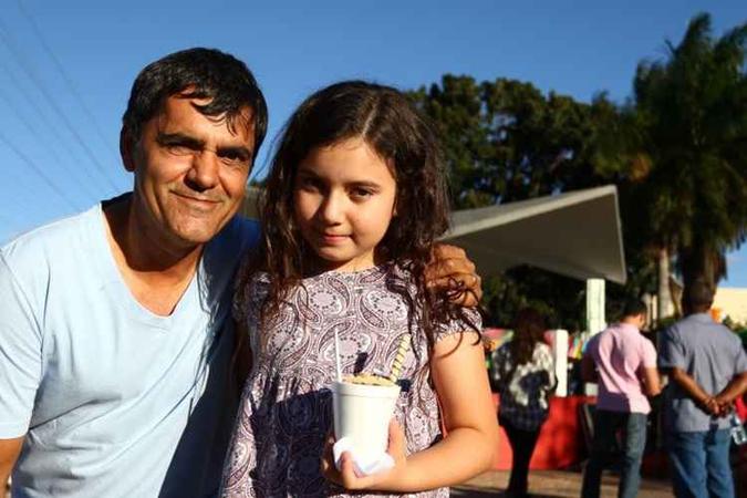Hélio da Silva, levou a filha Ana Luisa, de 10 anos, para se divertir com a programação(foto: Luís Nova/Esp.CB/D.A Press) Hélio da Silva, levou a filha Ana Luisa, de 10 anos, para se divertir com a programação(foto: Luís Nova/Esp.CB/D.A Press)