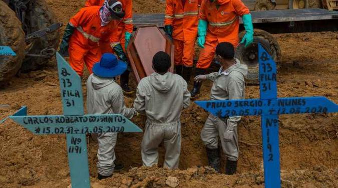 Número de sepultamentos e cremações em Manaus é quase o triplo do normal. Cemitério Nossa Senhora Aparecida recebe a maioria dos mortos no estado do Amazonas(foto: Alex Pazuello/Semcom) Número de sepultamentos e cremações em Manaus é quase o triplo do normal. Cemitério Nossa Senhora Aparecida recebe a maioria dos mortos no estado do Amazonas(foto: Alex Pazuello/Semcom)