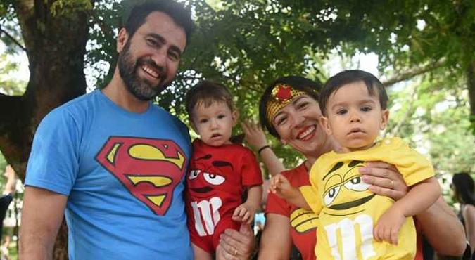 Família Minghetti veio toda fantasiada para pular o carnaval(foto: Ed Alves/CB/D.A Press) Família Minghetti veio toda fantasiada para pular o carnaval(foto: Ed Alves/CB/D.A Press)