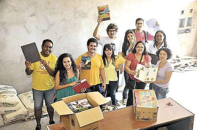 Grupo de estudantes da UnB põe a mão na massa para montar espaço que mais tarde será usado pela comunidade(foto: Antonio Cunha/Esp. CB/D.A Press) Grupo de estudantes da UnB põe a mão na massa para montar espaço que mais tarde será usado pela comunidade(foto: Antonio Cunha/Esp. CB/D.A Press)