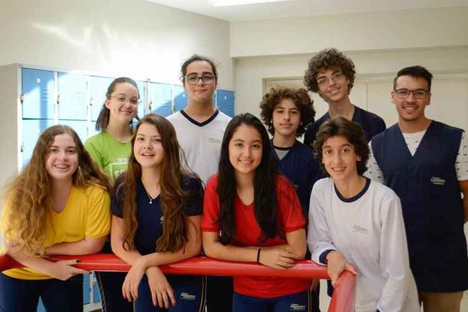 Estudantes selecionados para representar o Brasil no Japão e o professor de matemática, Vitor Taliel(foto: Clara Lobo/Esp.CB/D.A Press ) Estudantes selecionados para representar o Brasil no Japão e o professor de matemática, Vitor Taliel(foto: Clara Lobo/Esp.CB/D.A Press )