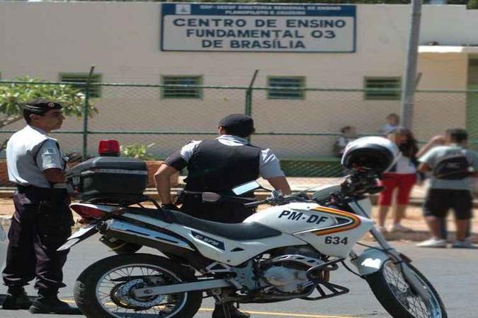 Policiais do Batalhão Escolar em frente ao Centro de Ensino Fundamental 03 de Brasilia, na 103 Sul.(foto: Marcelo Ferreira/CB/D.A Press - 2/9/08 ) Policiais do Batalhão Escolar em frente ao Centro de Ensino Fundamental 03 de Brasilia, na 103 Sul.(foto: Marcelo Ferreira/CB/D.A Press - 2/9/08 )