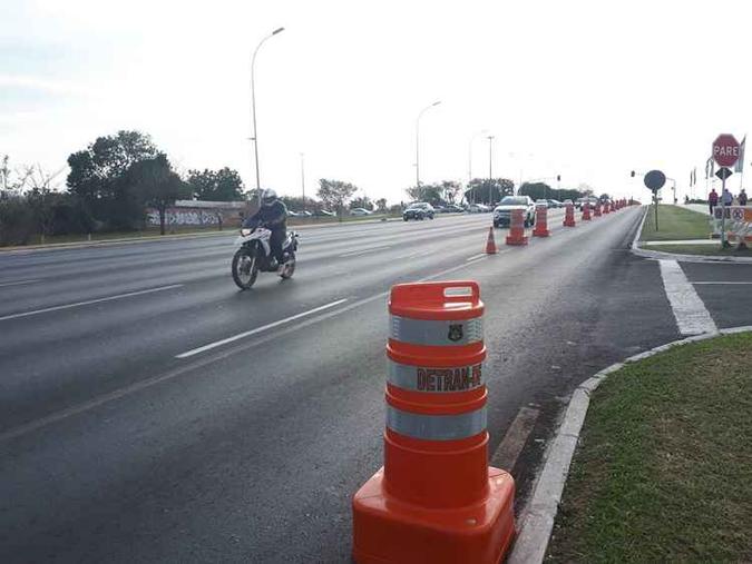 Faixas mais próximas ao canteiro central estão interditadas por cones(foto: Augusto Fernandes/Esp. CB/D.A Press) Faixas mais próximas ao canteiro central estão interditadas por cones(foto: Augusto Fernandes/Esp. CB/D.A Press)