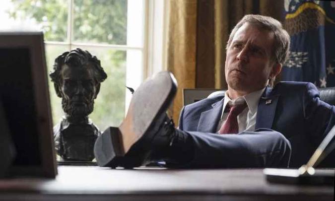 Um ano depois de premiado pela Academia, por papel de policial em Três anúncios para um crime, Sam Rockwell compete novamente, agora interpretando o ex-presidente George W. Bush(foto: Imagem Filmes/Divulgação) Um ano depois de premiado pela Academia, por papel de policial em Três anúncios para um crime, Sam Rockwell compete novamente, agora interpretando o ex-presidente George W. Bush(foto: Imagem Filmes/Divulgação)