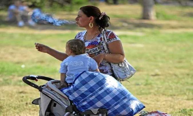 O contato com a fumaça também está ligado ao tabagismo na vida adulta(foto: Radu Sigheti/Reuters - 19/8/10) O contato com a fumaça também está ligado ao tabagismo na vida adulta(foto: Radu Sigheti/Reuters - 19/8/10)