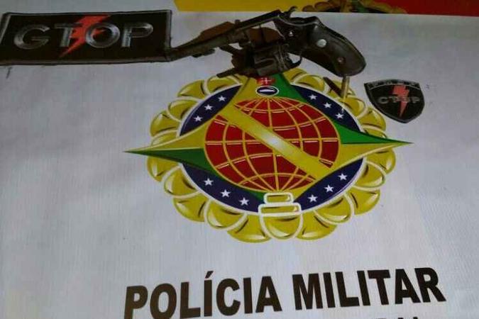 Com o homem a polícia encontrou um revólver calibre 32 com uma munição intacta(foto: Polícia Militar/Divulgação) Com o homem a polícia encontrou um revólver calibre 32 com uma munição intacta(foto: Polícia Militar/Divulgação)