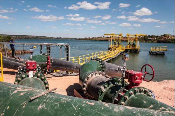 Construção de estrutura para captação no Lago Paranoá: investimento contra a crise hídrica (foto: Arthur Menescal/Esp. CB/D.A Press) Construção de estrutura para captação no Lago Paranoá: investimento contra a crise hídrica (foto: Arthur Menescal/Esp. CB/D.A Press)