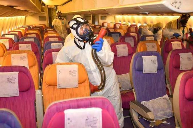 Equipe desinfecta avião da Thai Airways em Bangcoc: a cidade é a mais vulnerável à disseminação do novo coronavírus, fora da China, diz estudo(foto: Handout/AFP) Equipe desinfecta avião da Thai Airways em Bangcoc: a cidade é a mais vulnerável à disseminação do novo coronavírus, fora da China, diz estudo(foto: Handout/AFP)
