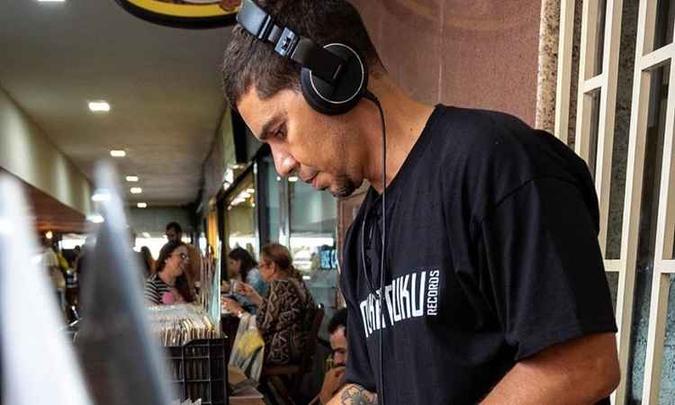 DJ Mak é o responsável pelo som da black music no evento(foto: Feira de Vinil/Divulgação) DJ Mak é o responsável pelo som da black music no evento(foto: Feira de Vinil/Divulgação)