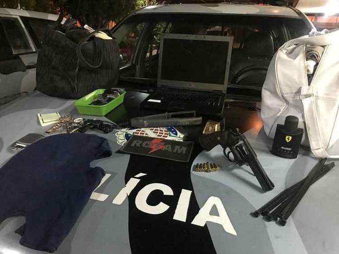 Com os assaltantes presos, a polícia localizou os objetos roubados e apreendeu um revólver calibre 38(foto: Divulgação/PMDF) Com os assaltantes presos, a polícia localizou os objetos roubados e apreendeu um revólver calibre 38(foto: Divulgação/PMDF)