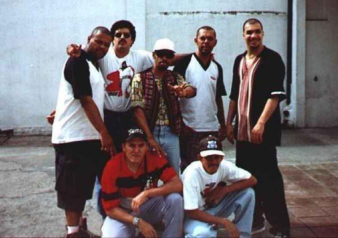 Dj Tydoz, em São Paulo, em 1996, com GOG e Japão (com quem excursionava na época), Thaíde, DJ Hum X (Câmbio Negro) e Fábio Macari(foto: Japão/Arquivo Pessoal) Dj Tydoz, em São Paulo, em 1996, com GOG e Japão (com quem excursionava na época), Thaíde, DJ Hum X (Câmbio Negro) e Fábio Macari(foto: Japão/Arquivo Pessoal)