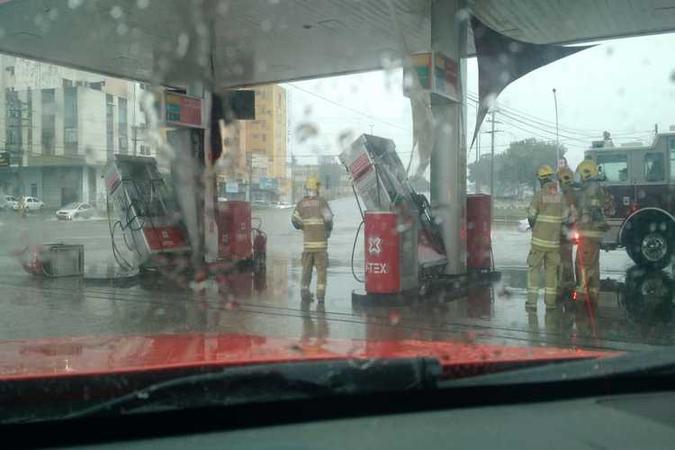 Bombas do posto de combustível tombaram em razão dos ventos(foto: Corpo de Bombeiros/Divulgação) Bombas do posto de combustível tombaram em razão dos ventos(foto: Corpo de Bombeiros/Divulgação)