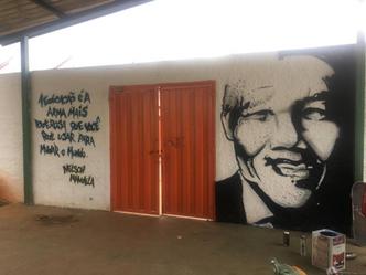 No CED 1 da Estrutural, muro com imagem e frase de Mandela foi apagado: 'Será refeito', afirma secretário(foto: Reprodução/Estela Accioly) No CED 1 da Estrutural, muro com imagem e frase de Mandela foi apagado: 'Será refeito', afirma secretário(foto: Reprodução/Estela Accioly)