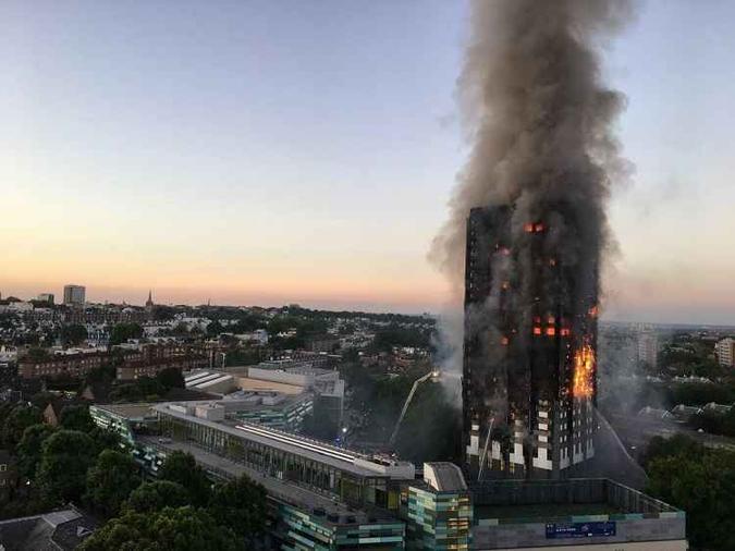 Incêndio em prédio residencial de Londres(foto: Reprodução//Twitter/ @Natalie) Incêndio em prédio residencial de Londres(foto: Reprodução//Twitter/ @Natalie)