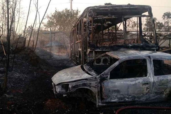 Veículos estavam estacionados próximo a vegetação que foi atingida pelo fogo(foto: Corpo de Bombeiros/Divulgação) Veículos estavam estacionados próximo a vegetação que foi atingida pelo fogo(foto: Corpo de Bombeiros/Divulgação)