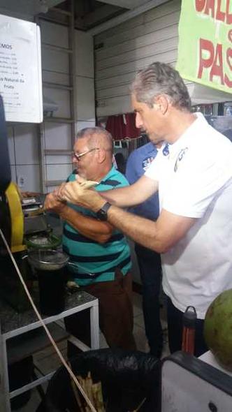 Rosso panfletou nas bancas da Feira Modelo de Sobradinho para pedir votos e tomou caldo de cana em uma das bancas(foto: Vinicius Cardoso/Esp.CB/D.A. Press) Rosso panfletou nas bancas da Feira Modelo de Sobradinho para pedir votos e tomou caldo de cana em uma das bancas(foto: Vinicius Cardoso/Esp.CB/D.A. Press)