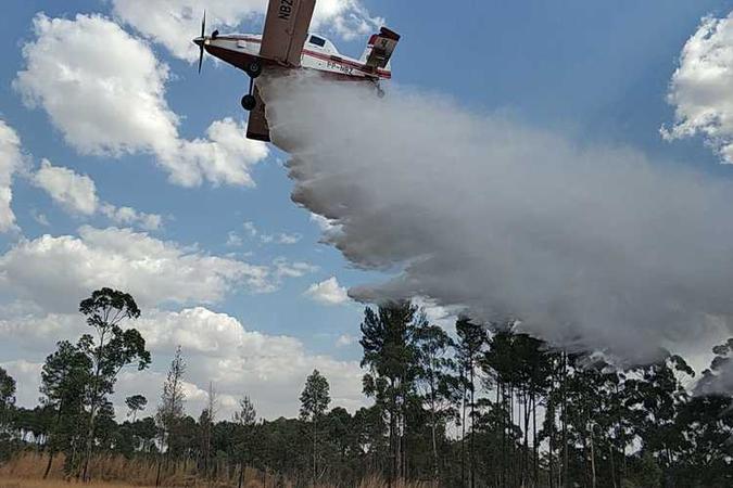 Bombeiros fizeram testes nesta quinta-feira (22/8) para combate a incêndios(foto: Corpo de Bombeiros/Divulgação) Bombeiros fizeram testes nesta quinta-feira (22/8) para combate a incêndios(foto: Corpo de Bombeiros/Divulgação)