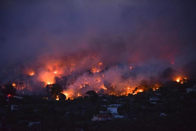 O fogo se espalhou rapidamente pela região de Rafina(foto: Angelos Tzortzinis / AFP) O fogo se espalhou rapidamente pela região de Rafina(foto: Angelos Tzortzinis / AFP)