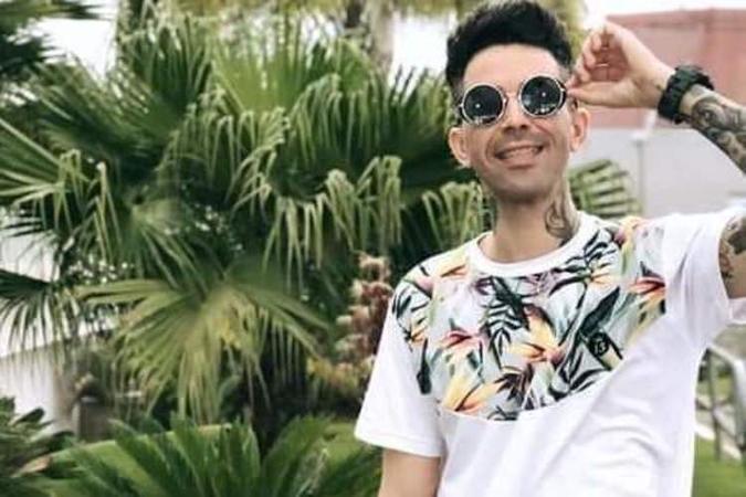 Robenilson Oliveira foi baleado após impedir um homem de entrar com lança-perfume no bar(foto: Redes Sociais) Robenilson Oliveira foi baleado após impedir um homem de entrar com lança-perfume no bar(foto: Redes Sociais)