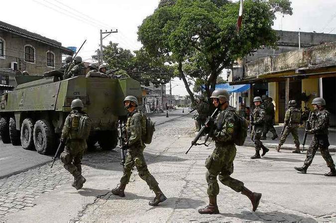 Militares em ação em favela na Zona Norte do Rio, ontem(foto: Reginaldo Pìmenta/Raw Image/Folhapress) Militares em ação em favela na Zona Norte do Rio, ontem(foto: Reginaldo Pìmenta/Raw Image/Folhapress)