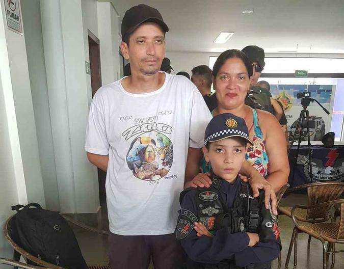 Thalyson Eduardo e a família visitaram Batalhão da Polícia Militar na tarde de hoje(foto: Deborah Novais/Esp.CB/D.A Press) Thalyson Eduardo e a família visitaram Batalhão da Polícia Militar na tarde de hoje(foto: Deborah Novais/Esp.CB/D.A Press)