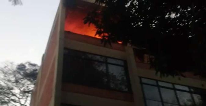 Incêndio consumiu apartamento do terceiro andar de um prédio da 410 norte(foto: CBMDF/Divulgação) Incêndio consumiu apartamento do terceiro andar de um prédio da 410 norte(foto: CBMDF/Divulgação)