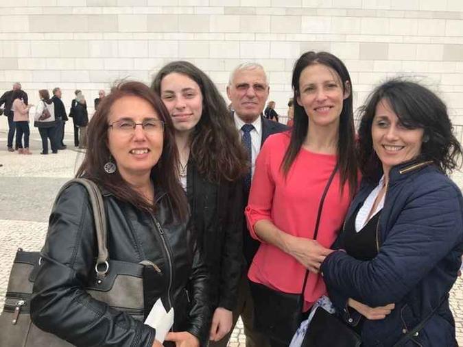 Fátima Coutinho (de vermelho) com amigas e o pai: um sonho realizado(foto: José Carlos Vieira/CB/D.A. Press) Fátima Coutinho (de vermelho) com amigas e o pai: um sonho realizado(foto: José Carlos Vieira/CB/D.A. Press)