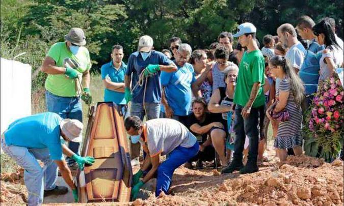 Nessa segunda-feira (28/1), foram apenas três corpos liberados para sepultamento no local(foto: Renan Damasceno/EM/D.A.Press) Nessa segunda-feira (28/1), foram apenas três corpos liberados para sepultamento no local(foto: Renan Damasceno/EM/D.A.Press)