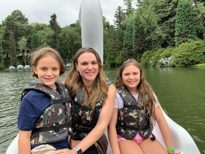 Lucas e Isabela aprendem desde cedo com a mãe, Ana Carolina, que é preciso abrir mão de algumas coisas para realizar as viagens de que tanto gostam (foto: Arquivo Pessoal ) Lucas e Isabela aprendem desde cedo com a mãe, Ana Carolina, que é preciso abrir mão de algumas coisas para realizar as viagens de que tanto gostam (foto: Arquivo Pessoal )