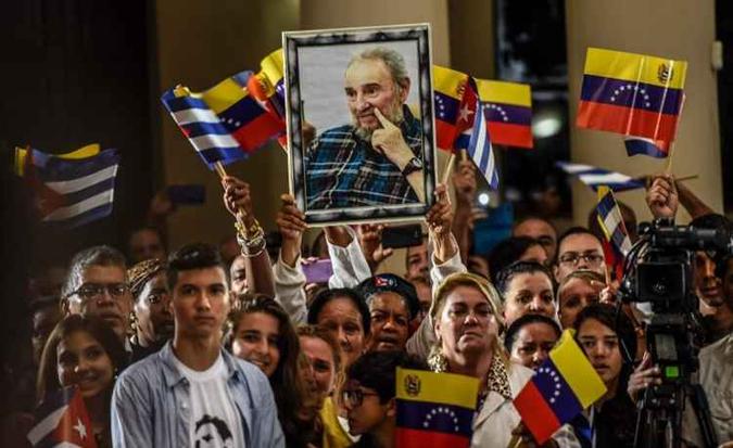 Venezuelanos lamentaram a morte de Fidel, nesse sábado(foto: AFP/JUAN BARRETO) Venezuelanos lamentaram a morte de Fidel, nesse sábado(foto: AFP/JUAN BARRETO)
