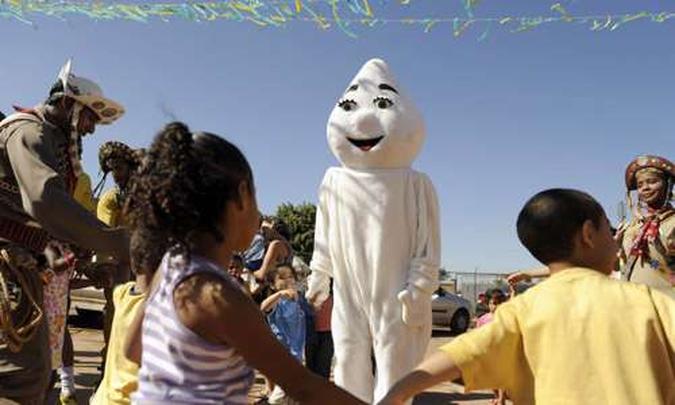 Das 8h às 17h, o mascote espera os menores de 5 anos: 300 mil doses para garantir a erradicação da doença no Brasil(foto: Janine Moraes/Esp. CB/D.A Press) Das 8h às 17h, o mascote espera os menores de 5 anos: 300 mil doses para garantir a erradicação da doença no Brasil(foto: Janine Moraes/Esp. CB/D.A Press)