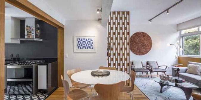 O apartamento criado pelos arquitetos Gustavo Assunção, Sergio Peres e Laura Oliveira, do escritório Simmetria Arquitetura, é totalmente brasiliense. Misturando linhas retas e sinuosas ao concreto, traz a identidade mais crua da cidade. Com a arte colorida de Athos Bulcão, o espaço ganha o aspecto vibrante e vivo de Brasília. (foto: Joana França/Divulgação) O apartamento criado pelos arquitetos Gustavo Assunção, Sergio Peres e Laura Oliveira, do escritório Simmetria Arquitetura, é totalmente brasiliense. Misturando linhas retas e sinuosas ao concreto, traz a identidade mais crua da cidade. Com a arte colorida de Athos Bulcão, o espaço ganha o aspecto vibrante e vivo de Brasília. (foto: Joana França/Divulgação)