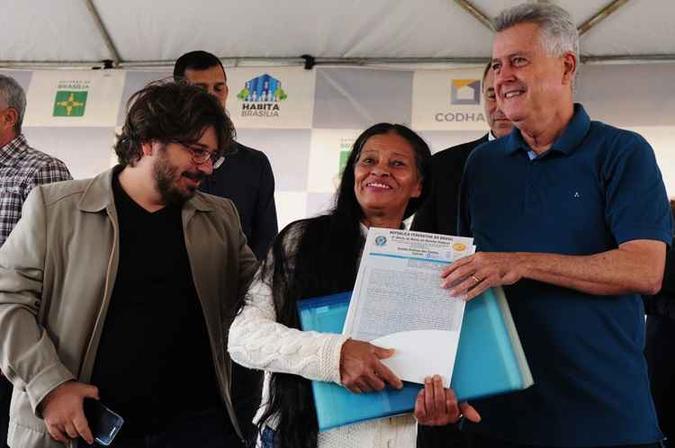 O governador do DF, Rodrigo Rollemberg, participou da cerimônia neste sábado (14/4). A meta é entregar 63 mil documentos até o fim do mandato(foto: Pedro Ventura/Agência Brasília) O governador do DF, Rodrigo Rollemberg, participou da cerimônia neste sábado (14/4). A meta é entregar 63 mil documentos até o fim do mandato(foto: Pedro Ventura/Agência Brasília)