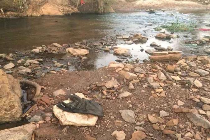 Acusado jogou roupa da vítima em córrego de Águas Lindas de Goiás(foto: Polícia Civil de Goiás/Divulgação) Acusado jogou roupa da vítima em córrego de Águas Lindas de Goiás(foto: Polícia Civil de Goiás/Divulgação)