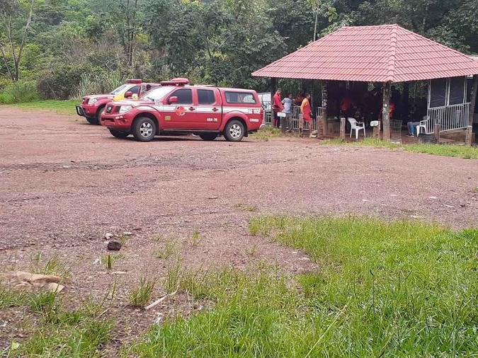 Cerca de 20 bombeiros trabalham nas buscas(foto: Arquivo Pessoal) Cerca de 20 bombeiros trabalham nas buscas(foto: Arquivo Pessoal)