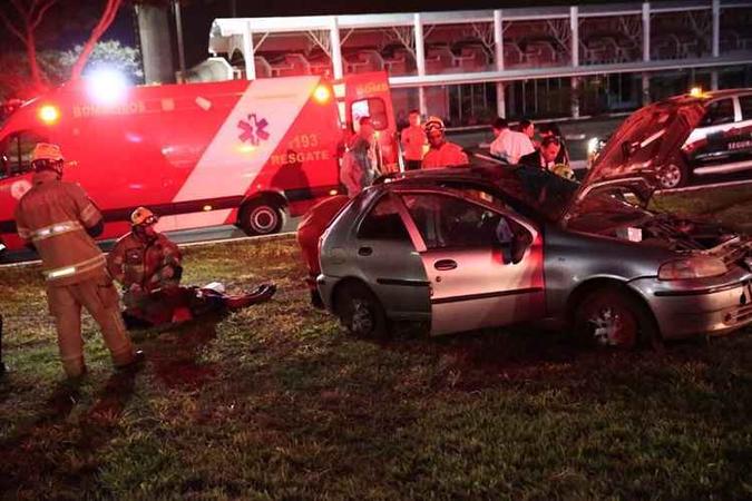 Nove pessoas se feriram em acidente próximo ao Aeroporto JK(foto: Reprodução/CBMDF) Nove pessoas se feriram em acidente próximo ao Aeroporto JK(foto: Reprodução/CBMDF)