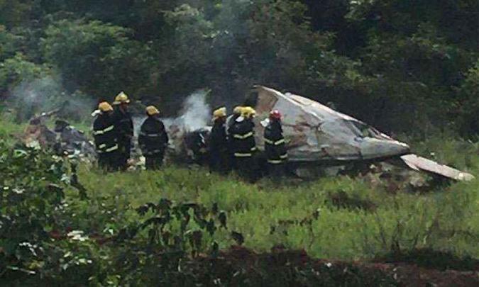 Bombeiros trabalham no local onde a aeronave explodiu (foto: Corpo de Bombeiros/Divulgação) Bombeiros trabalham no local onde a aeronave explodiu (foto: Corpo de Bombeiros/Divulgação)