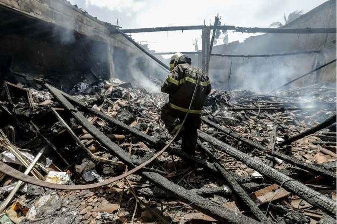 Bombeiros tentam conter incêndio em um imóvel do Sistema Nacional de Emprego (SINE) que servia de arquivo no bairro Barra do Ceará(foto: Jarbas Oliveira/Folhapress) Bombeiros tentam conter incêndio em um imóvel do Sistema Nacional de Emprego (SINE) que servia de arquivo no bairro Barra do Ceará(foto: Jarbas Oliveira/Folhapress)
