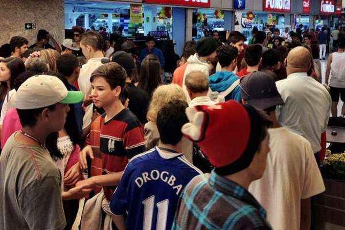 Jovens entram no Taguatinga Shopping e recebem orientações dos seguranças(foto: Breno Fortes/CB/D.A Press) Jovens entram no Taguatinga Shopping e recebem orientações dos seguranças(foto: Breno Fortes/CB/D.A Press)