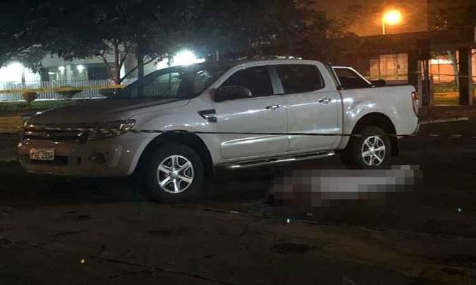 Abordagem da Polícia Militar ocorreu próximo ao carro em que a dupla estava(foto: Divulgação/Redes Sociais) Abordagem da Polícia Militar ocorreu próximo ao carro em que a dupla estava(foto: Divulgação/Redes Sociais)