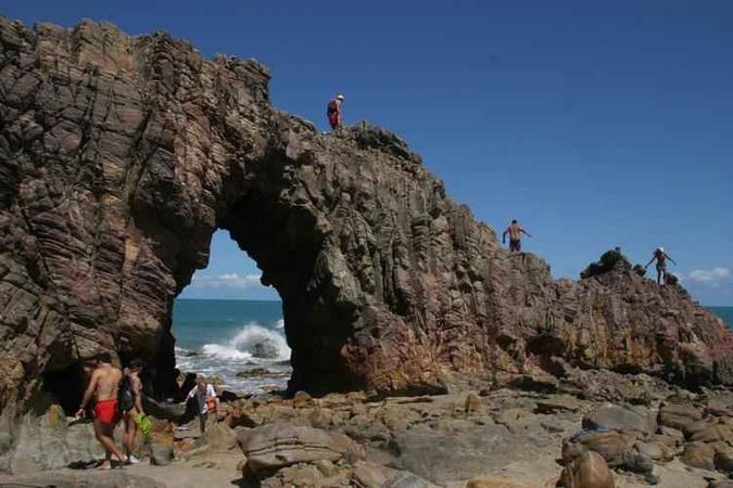 A formação rochosa da praia da Pedra Furada, em Jericoacoara é um dos pontos mais visitados(foto: André Corrêa/Esp. CB/D.A Press) A formação rochosa da praia da Pedra Furada, em Jericoacoara é um dos pontos mais visitados(foto: André Corrêa/Esp. CB/D.A Press)