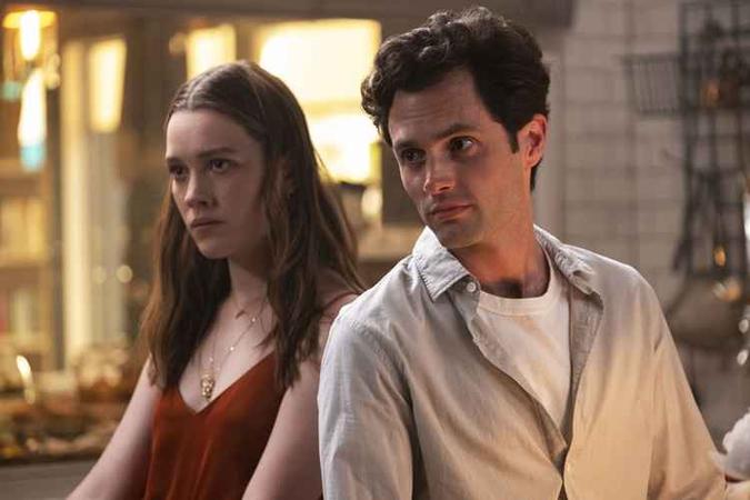 Victoria Pedretti e Penn Badgley são os protagonistas da série(foto: Beth Dubber/Netflix) Victoria Pedretti e Penn Badgley são os protagonistas da série(foto: Beth Dubber/Netflix)