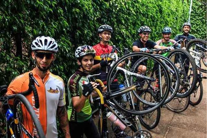 Eric (mais à esquerda), Rafael (ao lado) e Stanley (de camiseta preta) com outros amigos do grupo do pedal: trilhas e muita disposição(foto: Fotos: Arthur Menescal/Esp. CB/D.A Press ) Eric (mais à esquerda), Rafael (ao lado) e Stanley (de camiseta preta) com outros amigos do grupo do pedal: trilhas e muita disposição(foto: Fotos: Arthur Menescal/Esp. CB/D.A Press )