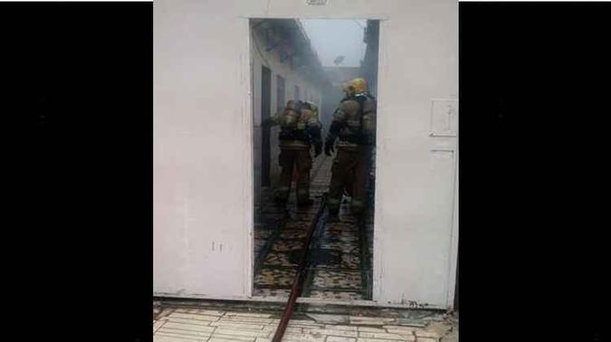 Fogo começou em botijão de gás em uma casa em Ceilândia Sul(foto: Corpo de Bombeiros/Divulgação) Fogo começou em botijão de gás em uma casa em Ceilândia Sul(foto: Corpo de Bombeiros/Divulgação)