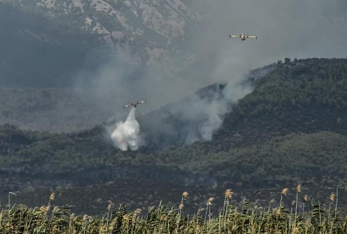 A luta contra as chamas inclui 400 bombeiros, 100 caminhões, nove helicópteros e nove aviões-tanque(foto: Louisa Gouliamaki/AFP) A luta contra as chamas inclui 400 bombeiros, 100 caminhões, nove helicópteros e nove aviões-tanque(foto: Louisa Gouliamaki/AFP)
