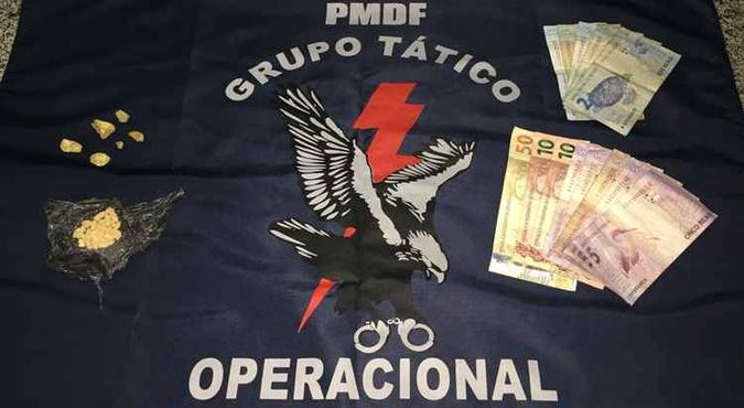 Com a mulher foram encontradas porções de crack, além de R$ 150(foto: PMDF/Divulgação) Com a mulher foram encontradas porções de crack, além de R$ 150(foto: PMDF/Divulgação)