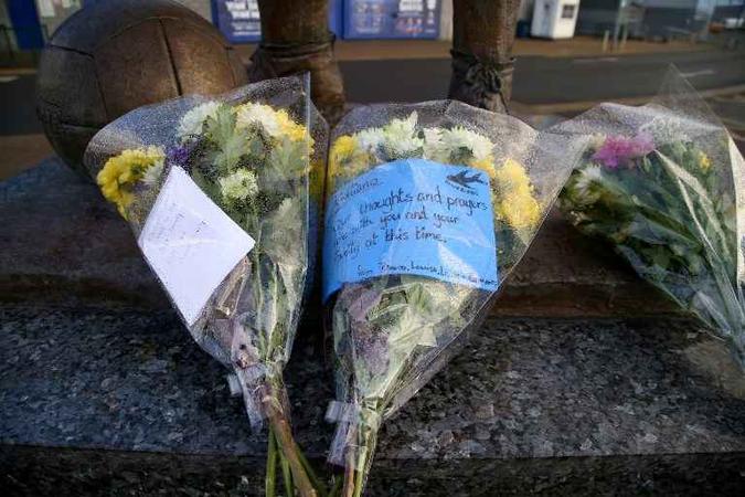 Flores foram colocadas no lado de fora do estádio do Cardiff, no sul do País de Gales, após a notícia do desaparecimento do avião com o jogador (foto: Geoff Caddick / AFP) Flores foram colocadas no lado de fora do estádio do Cardiff, no sul do País de Gales, após a notícia do desaparecimento do avião com o jogador (foto: Geoff Caddick / AFP)